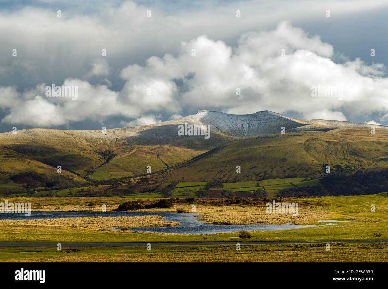 PRN y Fan y Corn Du visto desde todo Mynydd Illtyd común en marzo con algo de nieve Foto de stock
