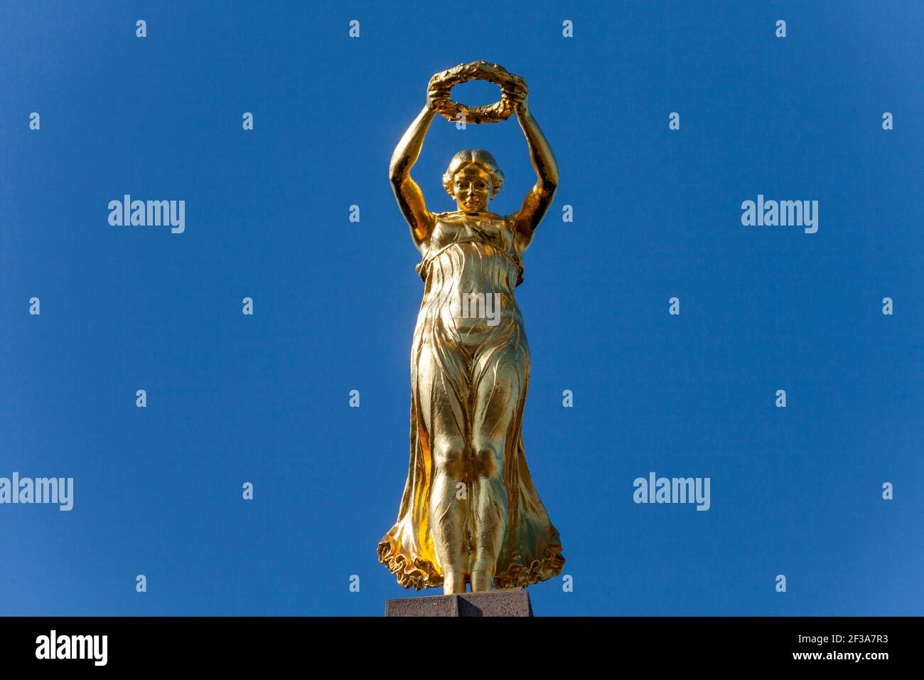 Tierra Diploma Desesperado Luxemburgo: La estatua de Gelle Fra, un obelisco conmemorativo de guerra  que apoya a Nike, diosa de la victoria o 'Reina de la Libertad' sosteniendo  una corona de laurel como si p