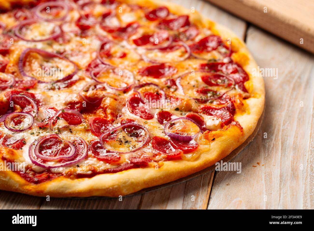 Primer plano sobre pizza picante caliente de salchicha con cebolla Foto de stock