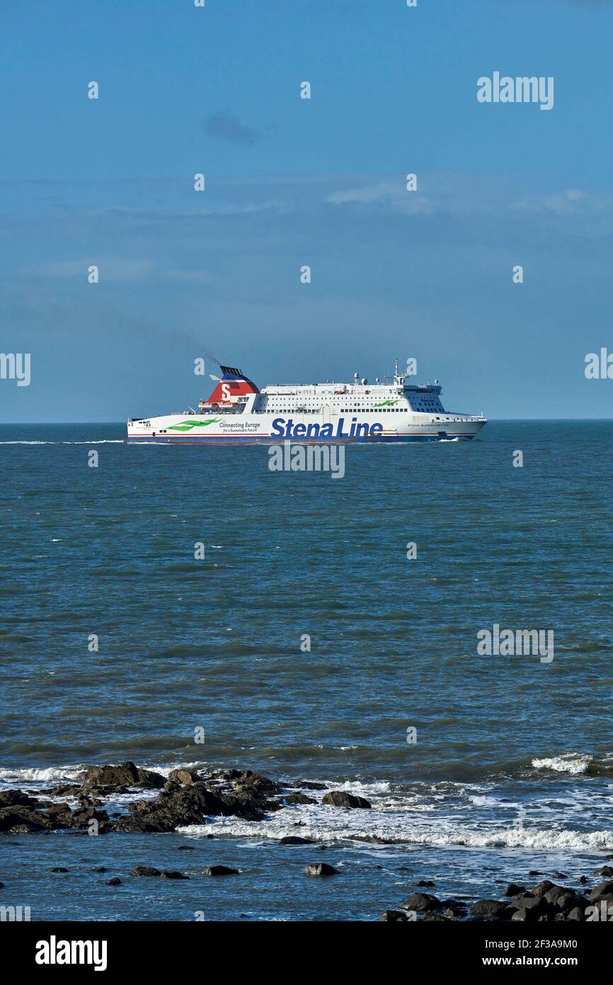 Stena Line ferry marítimo irlandés que pasa por el extremo norte de los Rhinns de Galloway, costa escocesa, de camino a Cairnryan, Escocia Occidental Foto de stock