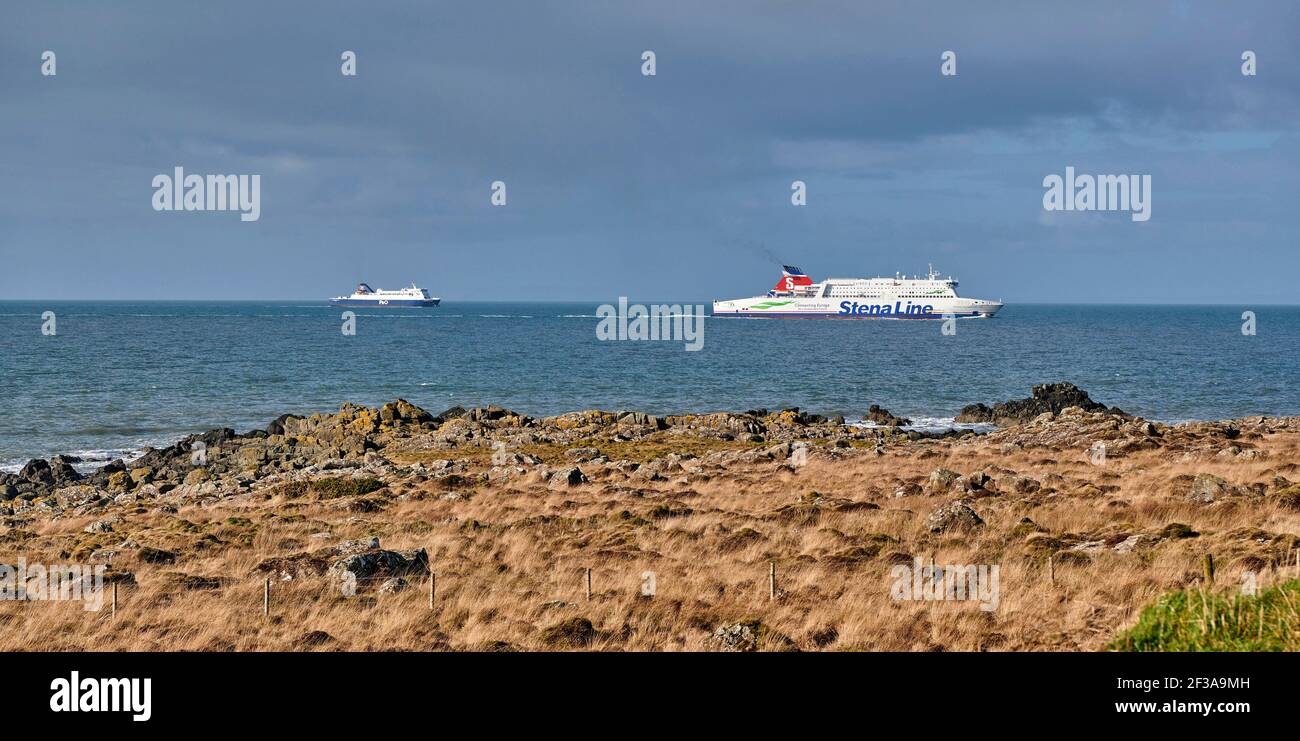 Stena Line y P & o ferries marítimos irlandeses pasando por el extremo norte de los Rhinns de Galloway, costa escocesa, en ruta a Cairnryan, Escocia Occidental Foto de stock