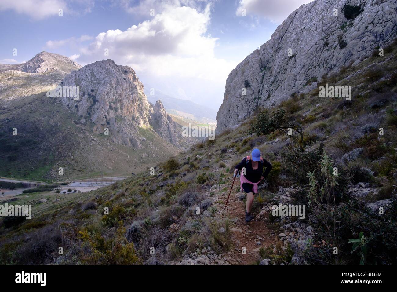 Senderismo camino Tajo de la U sobre el paso de Zafarraya, Andalucía, España, Europa Foto de stock