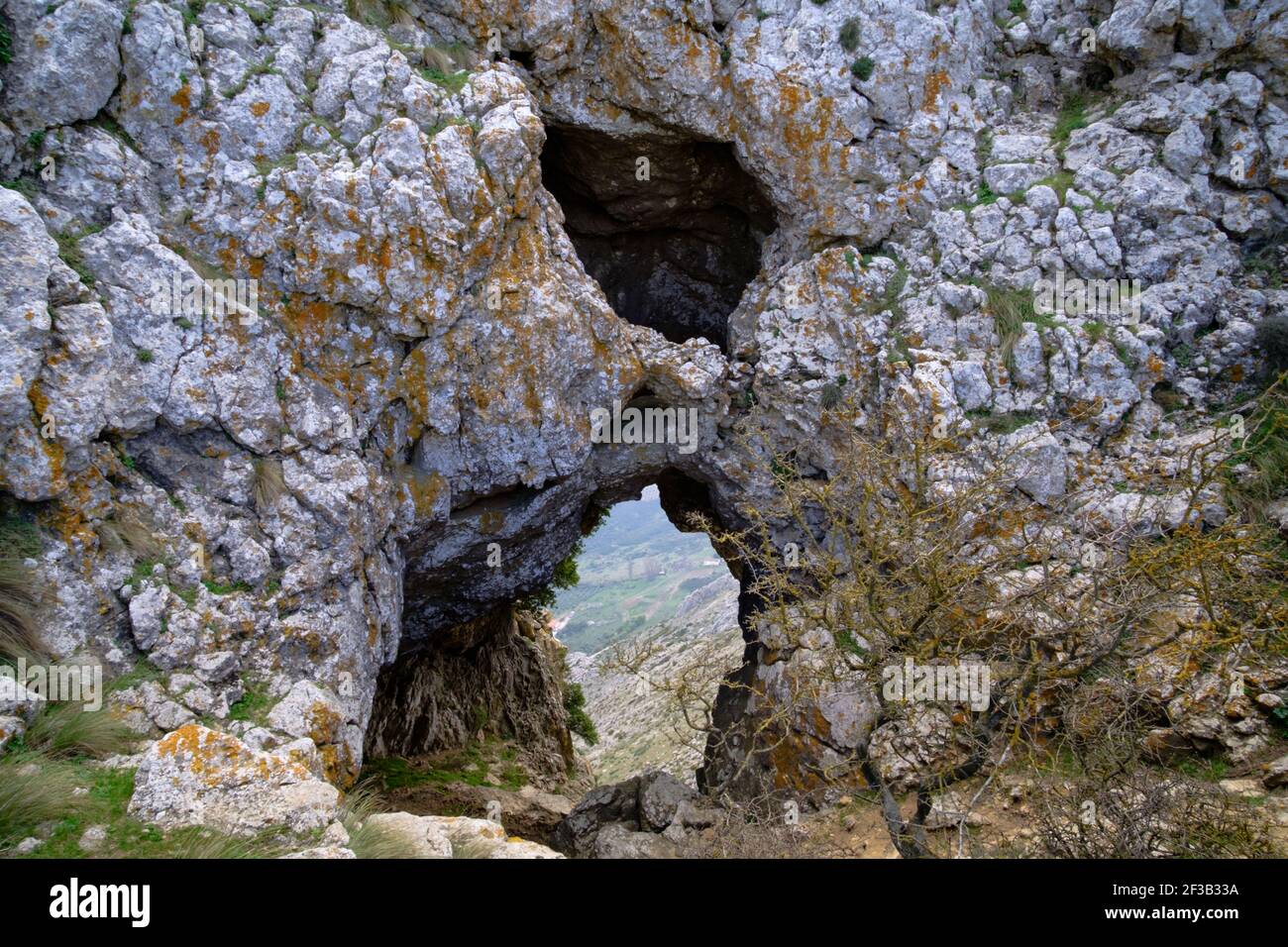 Cueva Orea. Senderismo camino Tajo de la U sobre el paso de Zafarraya, Andalucía, España, Europa Foto de stock