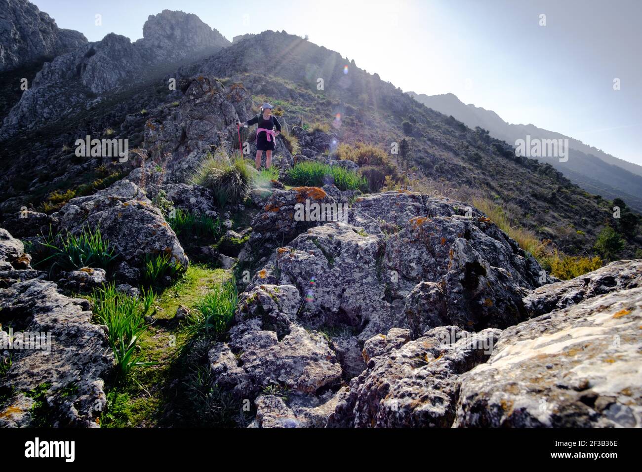 Senderismo camino Tajo de la U sobre el paso de Zafarraya, Andalucía, España, Europa Foto de stock