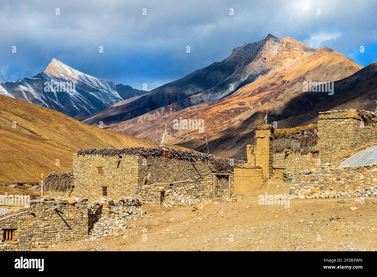 El paisaje del Himalaya recuerda al Tíbet en la región nepalesa de Dolpo Foto de stock