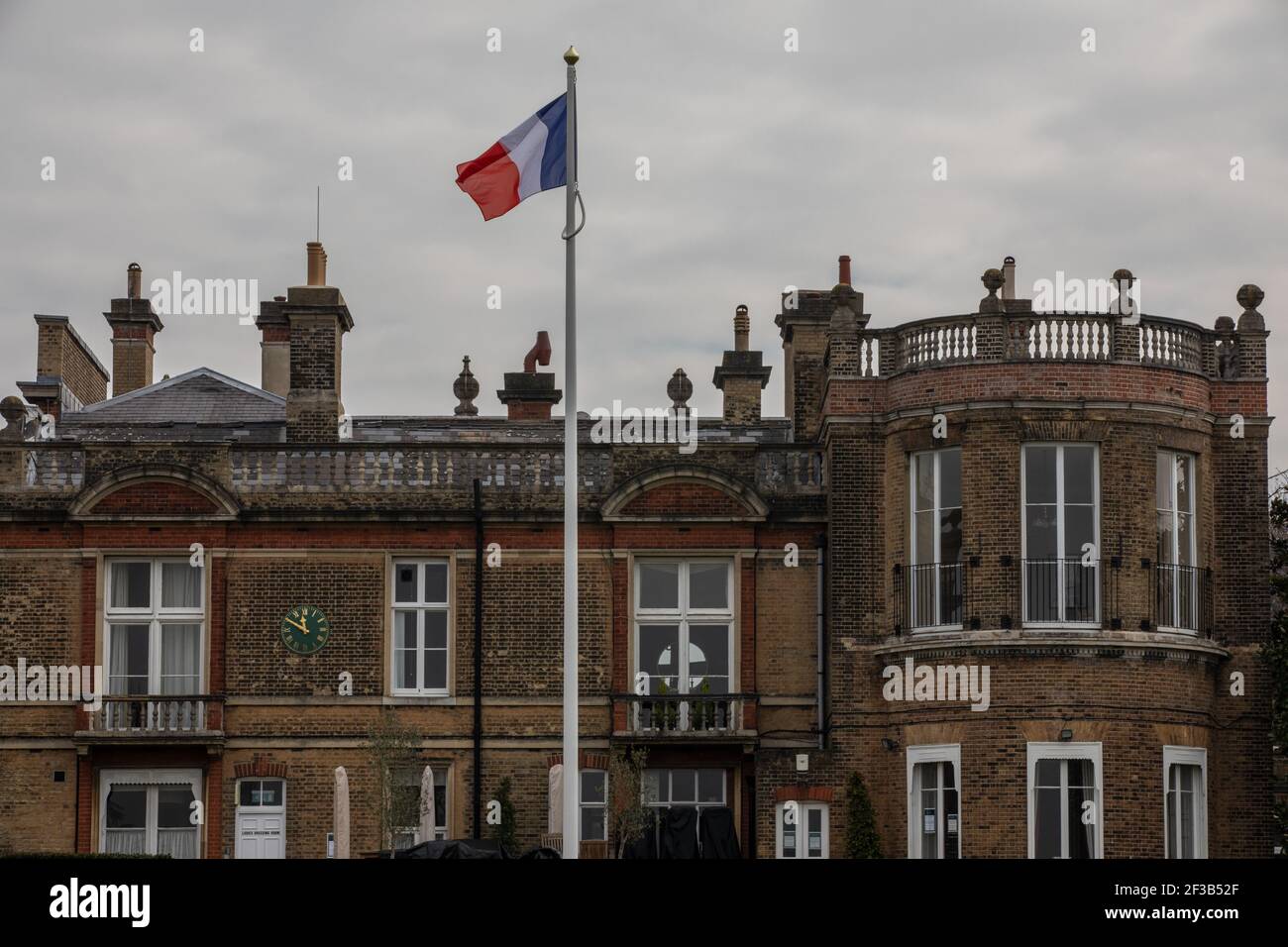Bandera Nacional Francesa en el mástil celebrando el the150 aniversario desde Napoleón III, la familia imperial francesa en el exilio llegó a Camden Place, Kent Foto de stock