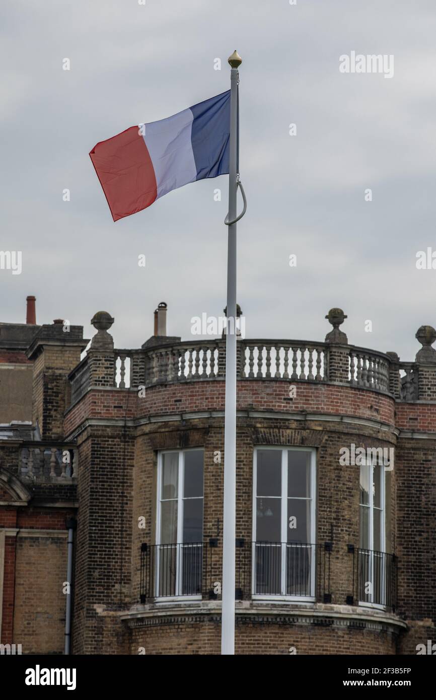 Bandera Nacional Francesa en el mástil celebrando el the150 aniversario desde Napoleón III, la familia imperial francesa en el exilio llegó a Camden Place, Kent Foto de stock