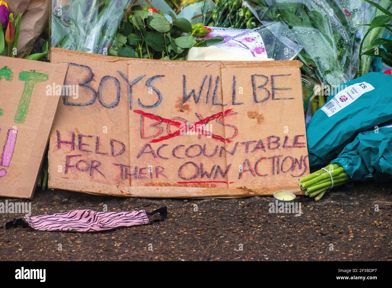 Londres, Reino Unido. 16th de marzo de 2021. Homenaje a Sarah Everard en el quiosco de música Clapham Common. Crédito: JOHNNY ARMSTEAD/Alamy Live News Foto de stock