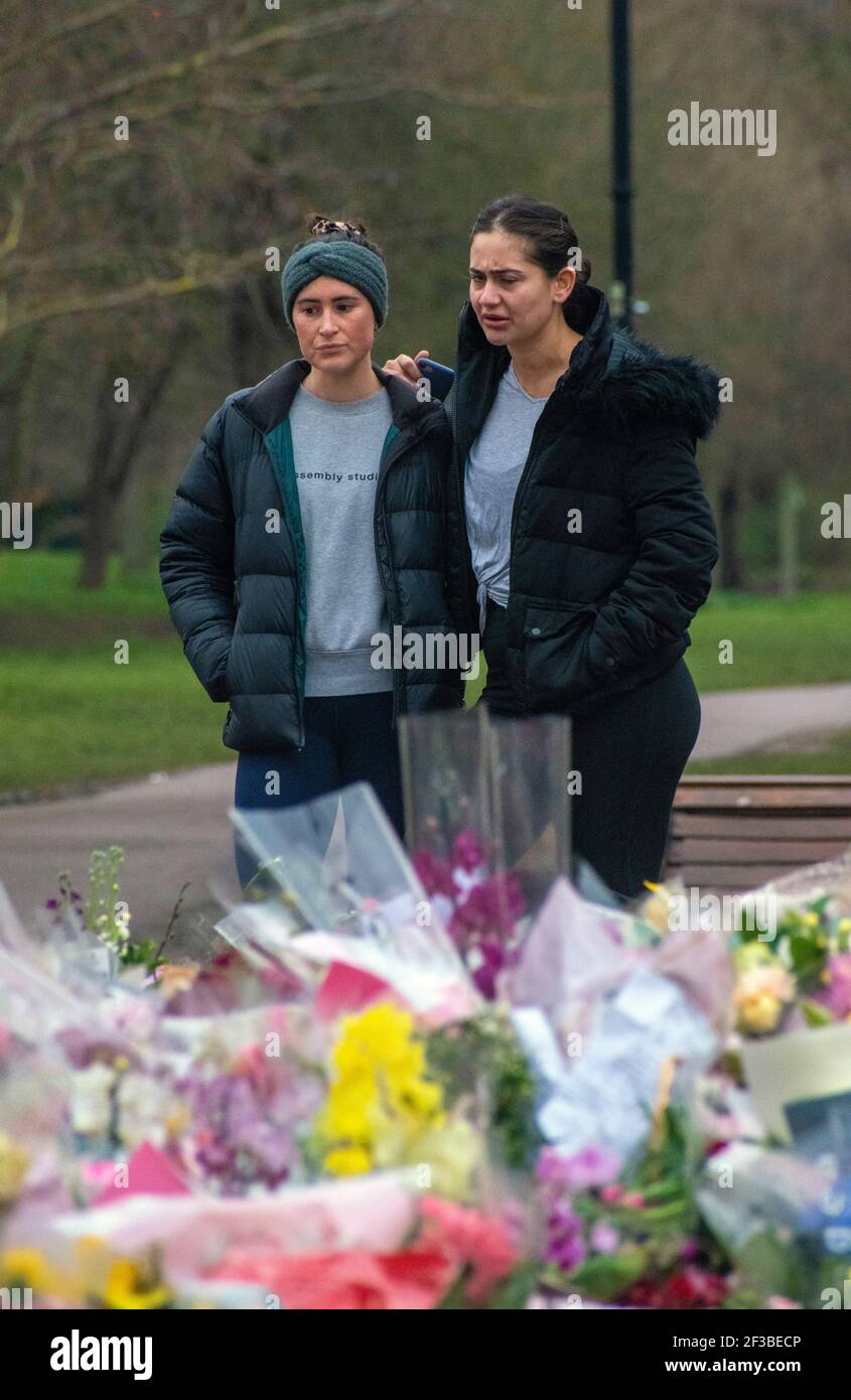Londres, Reino Unido. 16th de marzo de 2021. Homenaje a Sarah Everard en el quiosco de música Clapham Common. Crédito: JOHNNY ARMSTEAD/Alamy Live News Foto de stock