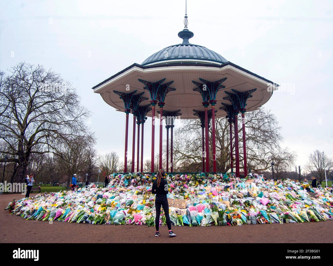 Londres, Reino Unido. 16th de marzo de 2021. Homenaje a Sarah Everard en el quiosco de música Clapham Common. Crédito: JOHNNY ARMSTEAD/Alamy Live News Foto de stock