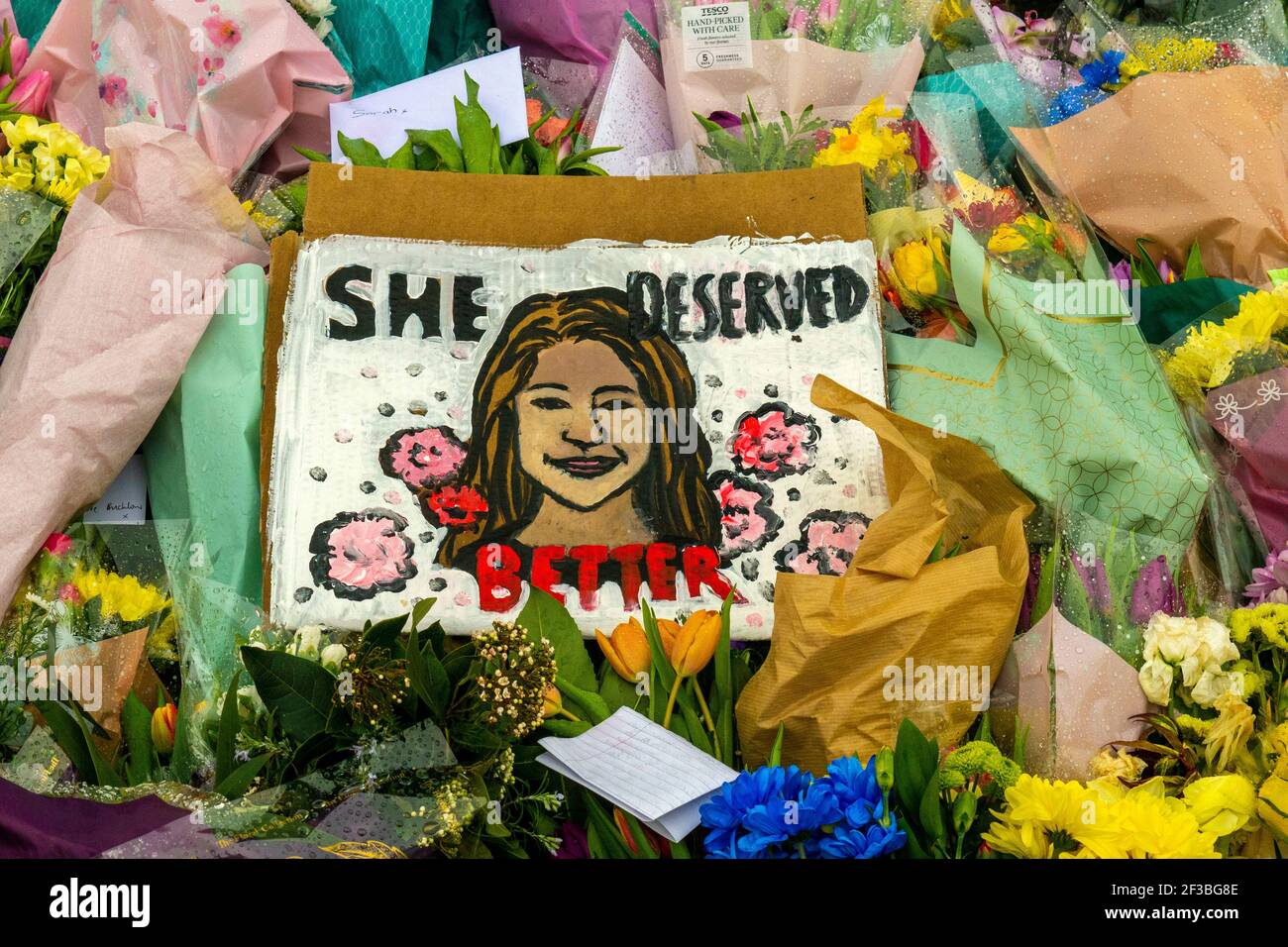 Londres, Reino Unido. 16th de marzo de 2021. Homenaje a Sarah Everard en el quiosco de música Clapham Common. Crédito: JOHNNY ARMSTEAD/Alamy Live News Foto de stock