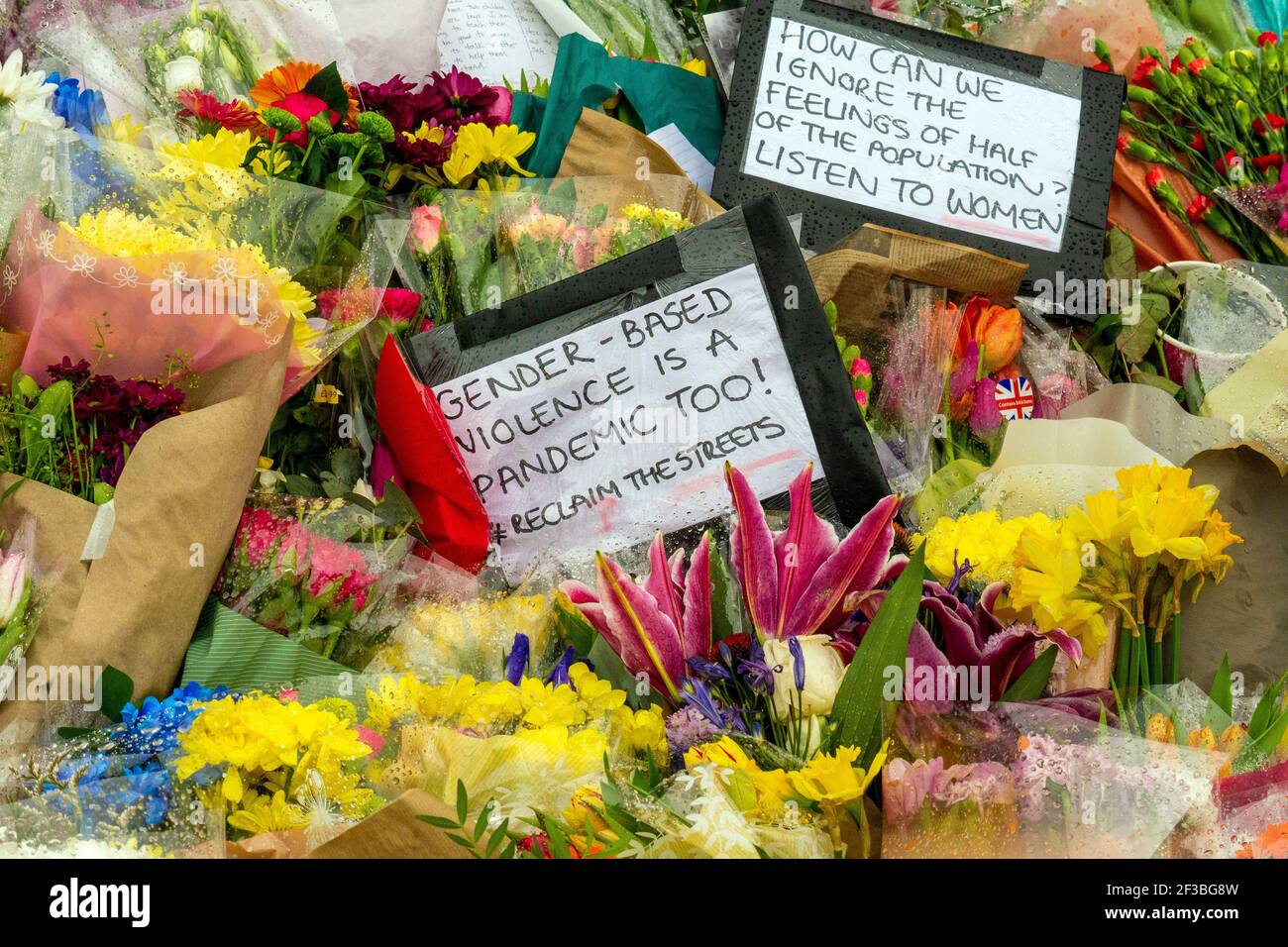 Londres, Reino Unido. 16th de marzo de 2021. Homenaje a Sarah Everard en el quiosco de música Clapham Common. Crédito: JOHNNY ARMSTEAD/Alamy Live News Foto de stock