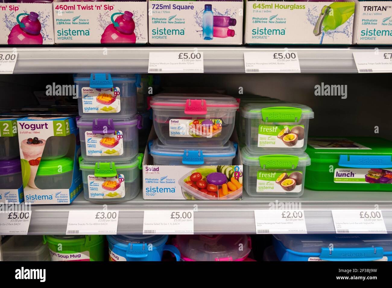 Colorido plástico Sistema Klip It envases de cocina a la venta en Exposición en una estantería de supermercado en Reino Unido KATHY DEWITT Foto de stock