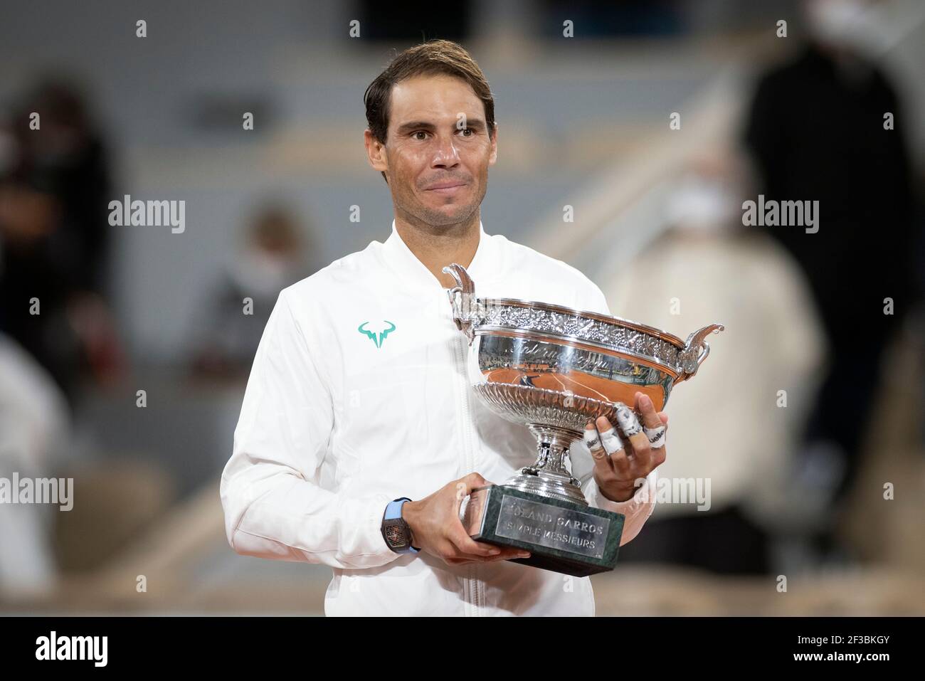 El tenista español Rafael Nadal, que se hizo con el trofeo después de ganar su campeonato del 13th, torneo del Abierto de Francia 2020, París, Francia. Foto de stock