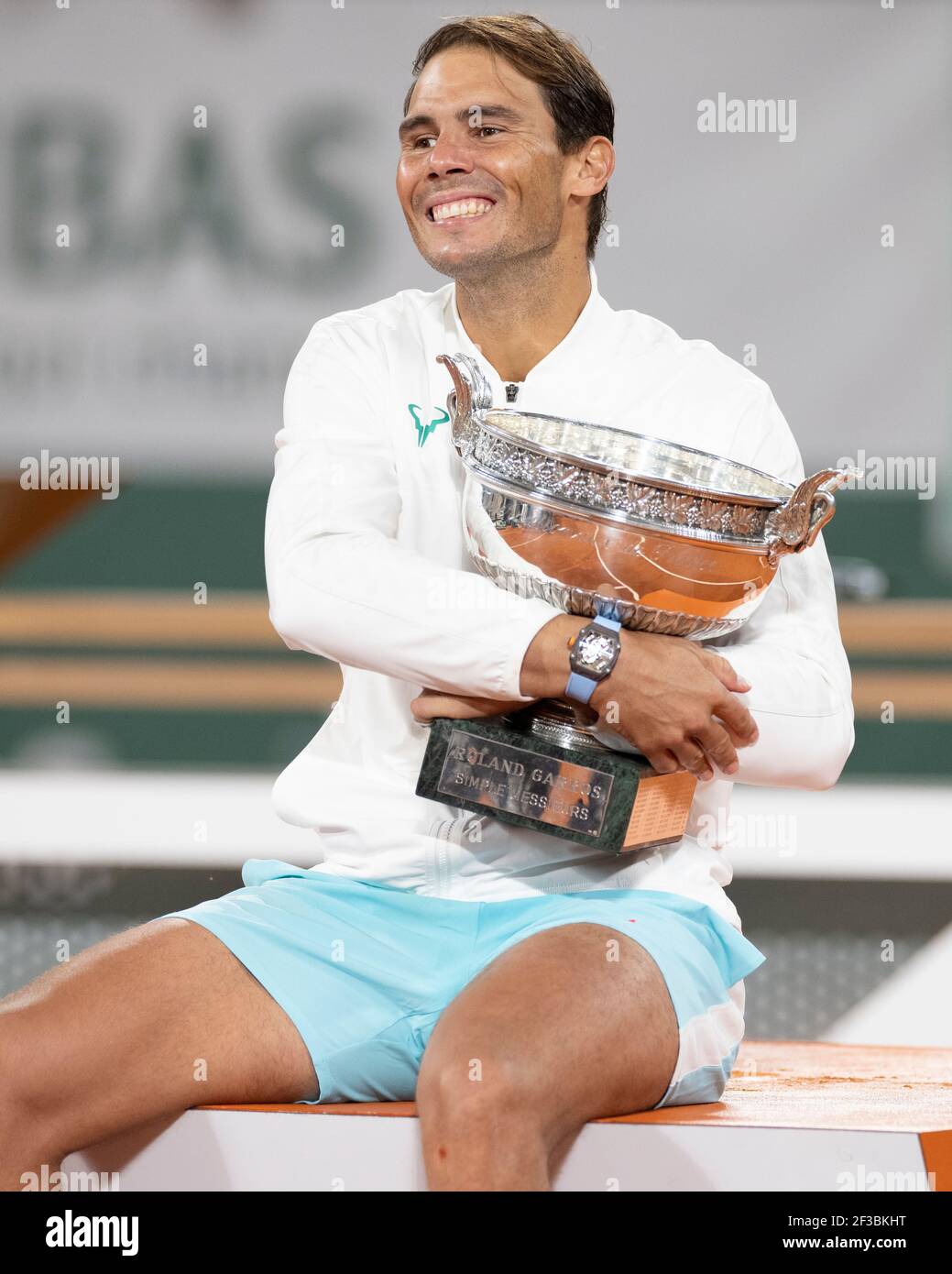 El tenista español Rafael Nadal, que se hizo con el trofeo después de ganar su campeonato del 13th, torneo del Abierto de Francia 2020, París, Francia. Foto de stock
