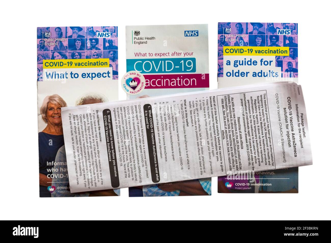 Folletos de información de vacunación Covid-19 de NHS con información sobre vacunas de AstraZeneca hoja Foto de stock