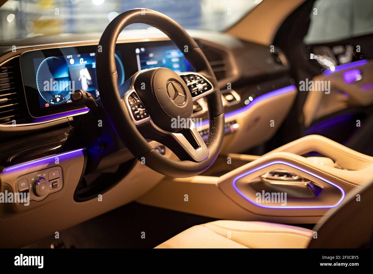 Luz ambiente interior del coche fotografías e imágenes de alta resolución -  Alamy