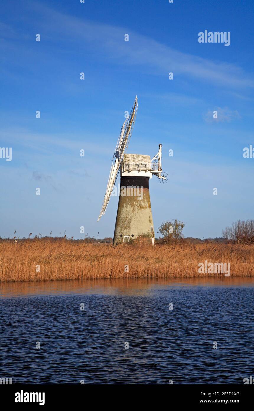 Una vista de la fábrica de drenaje de nivel de St Benet en las marismas Horning junto al río Thurne vista desde Thurne, Norfolk, Inglaterra, Reino Unido. Foto de stock