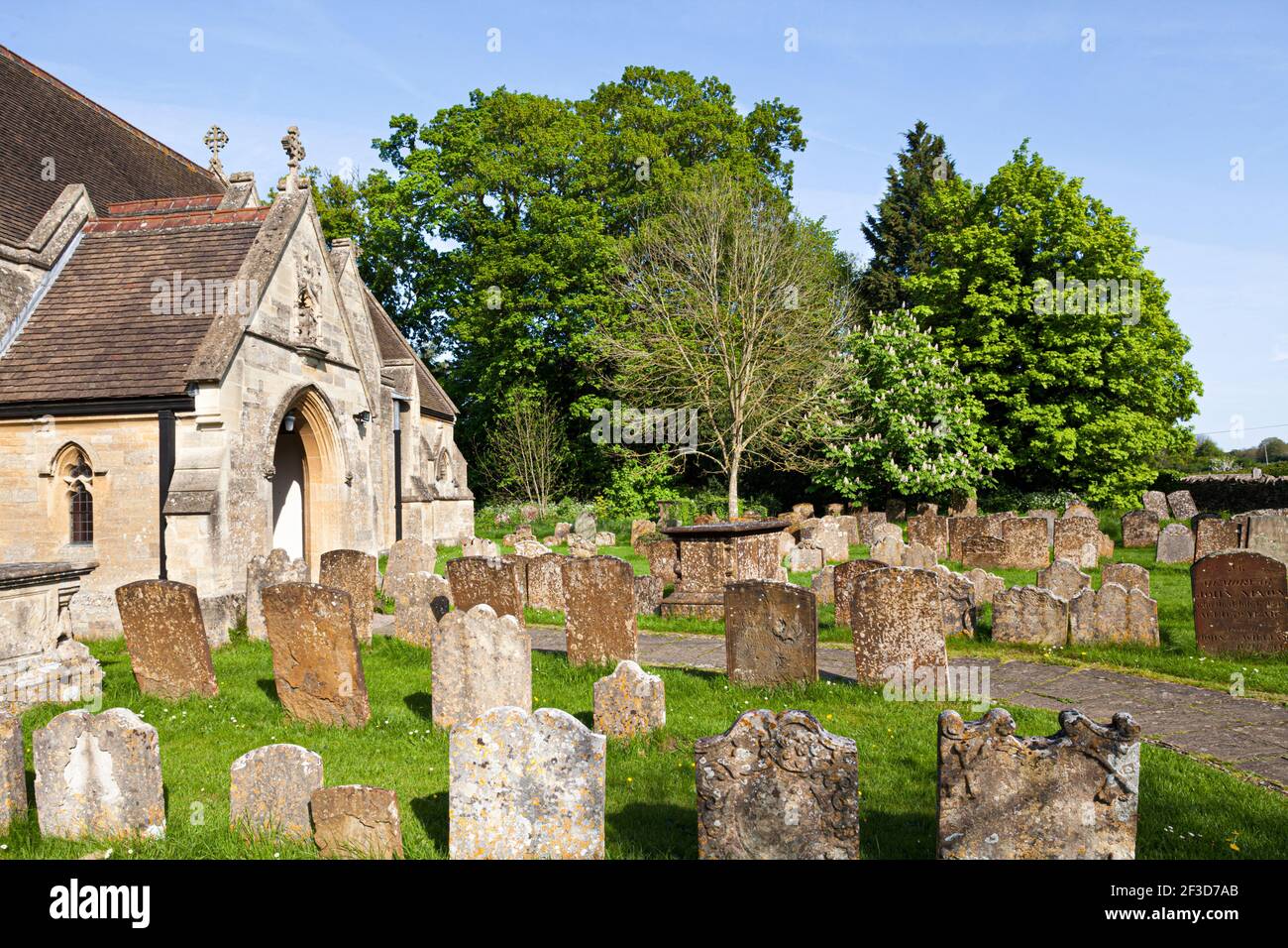 La iglesia de St Martin en Bladon, Oxfordshire, REINO UNIDO - Sir Winston Churchill y su esposa están enterrados en el cementerio Foto de stock