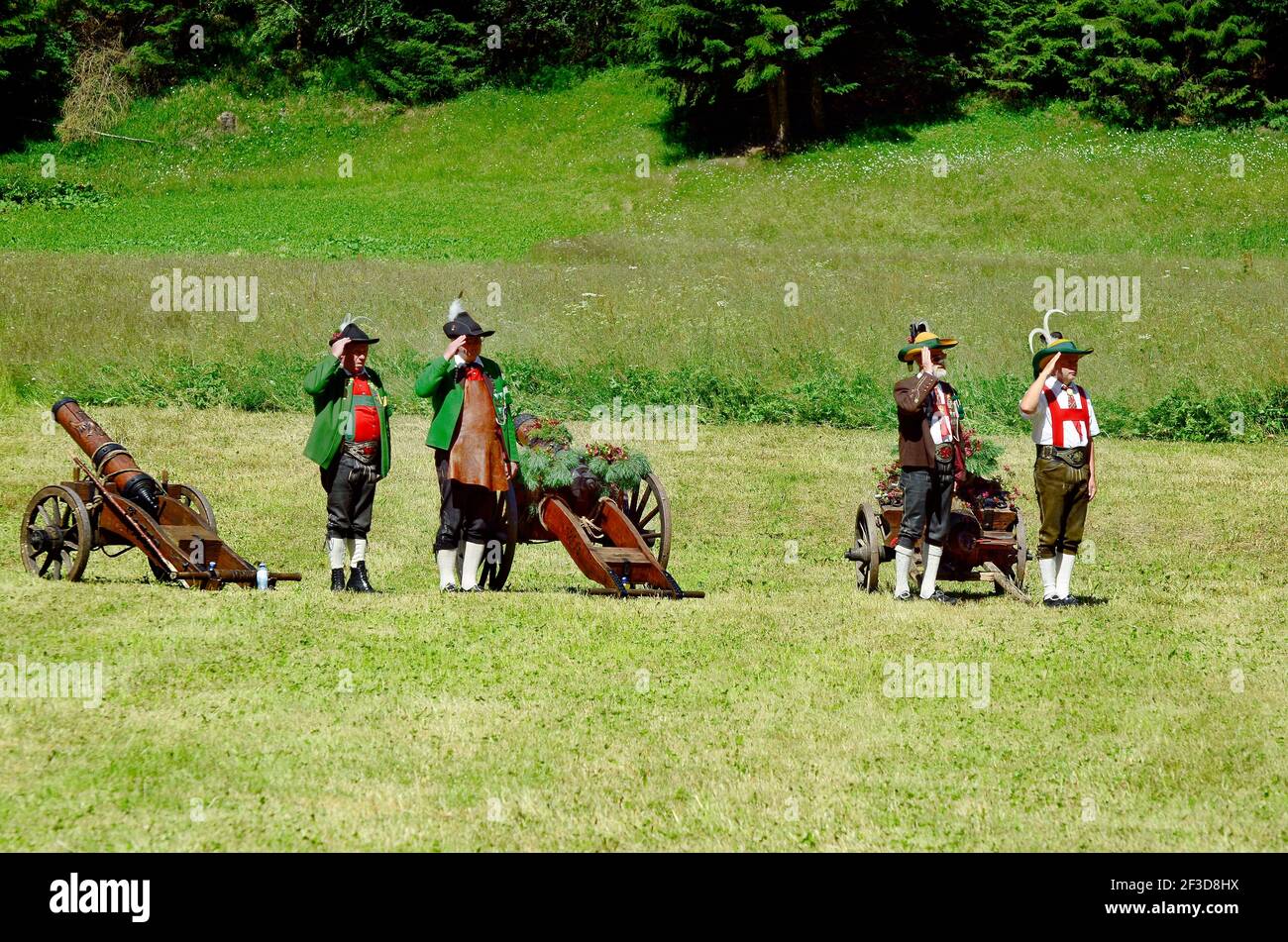 Feichten, Tirol, Austria - Junio 22, 2014: un grupo de hombres no identificados en traje tradicional con pistola ceremoniales por campo en valle Kaunertal masivo Foto de stock