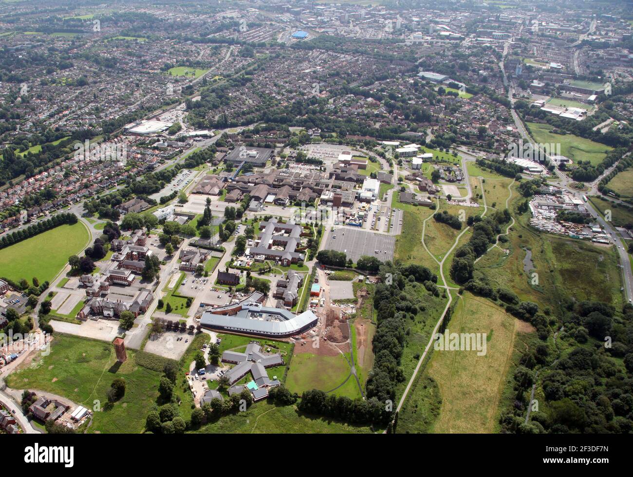 Vista aérea de la condesa del Chester Health Park, mirando hacia el sur hacia el centro de la ciudad de Chester Foto de stock