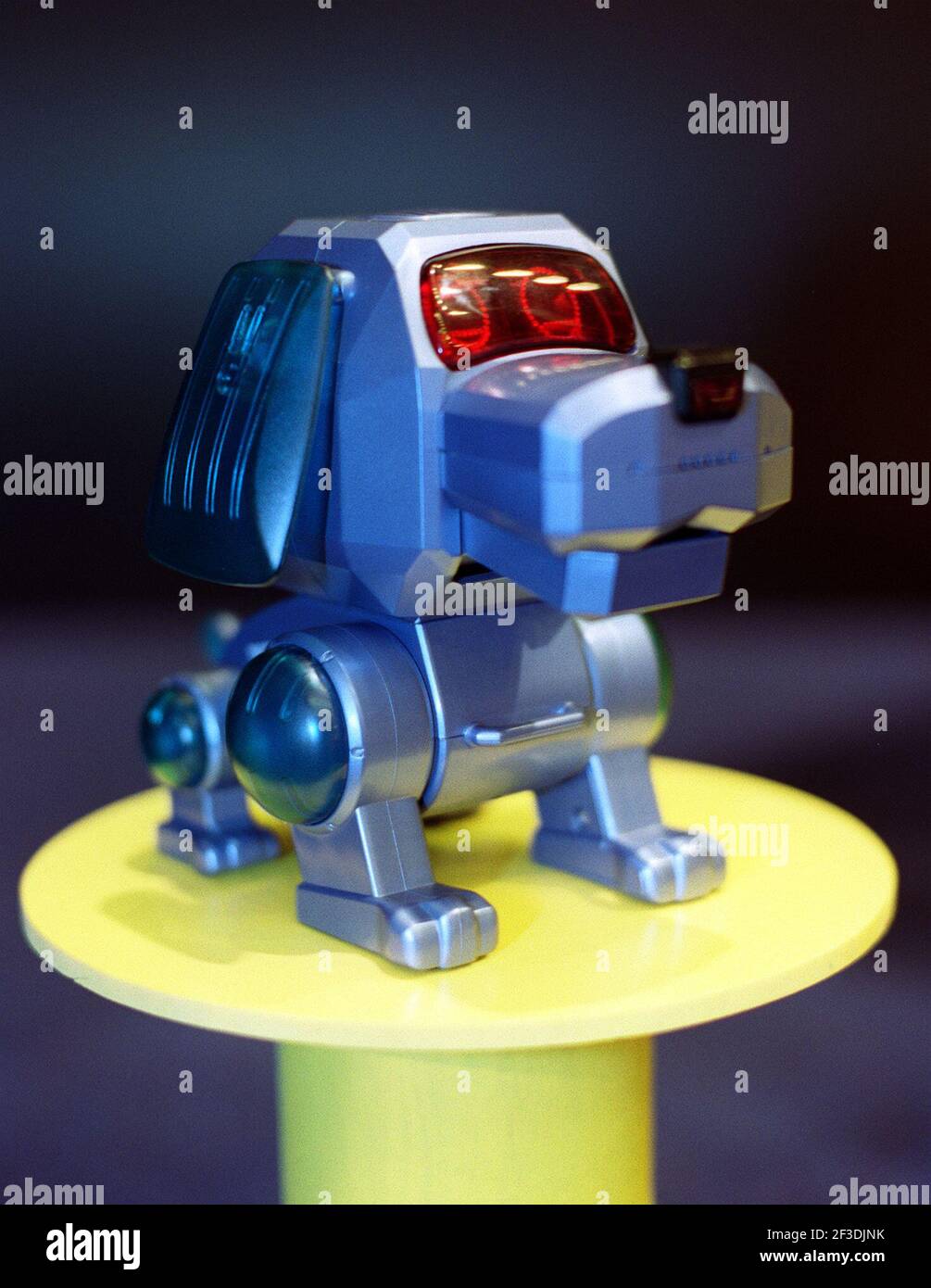 El robot DE juguete POO-CHI de Tiger Electronics Octubre de 2000 Fotografía  de stock - Alamy