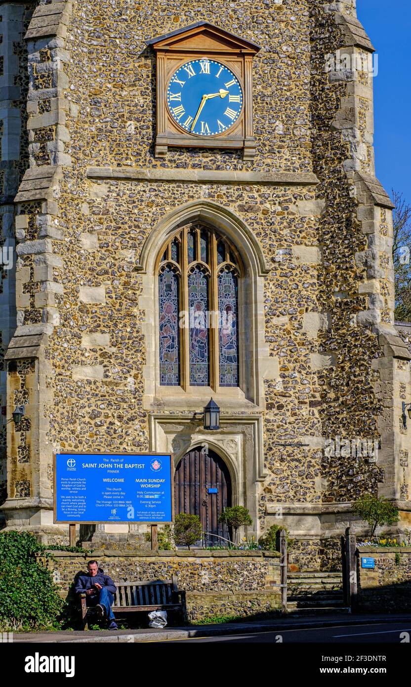 Iglesia medieval en la cima de la colina San Juan el Bautista, la Iglesia Anglicana Parroquial de Pinner, Harrow, Middlesex, Northwest London. Inglaterra, Reino Unido Foto de stock