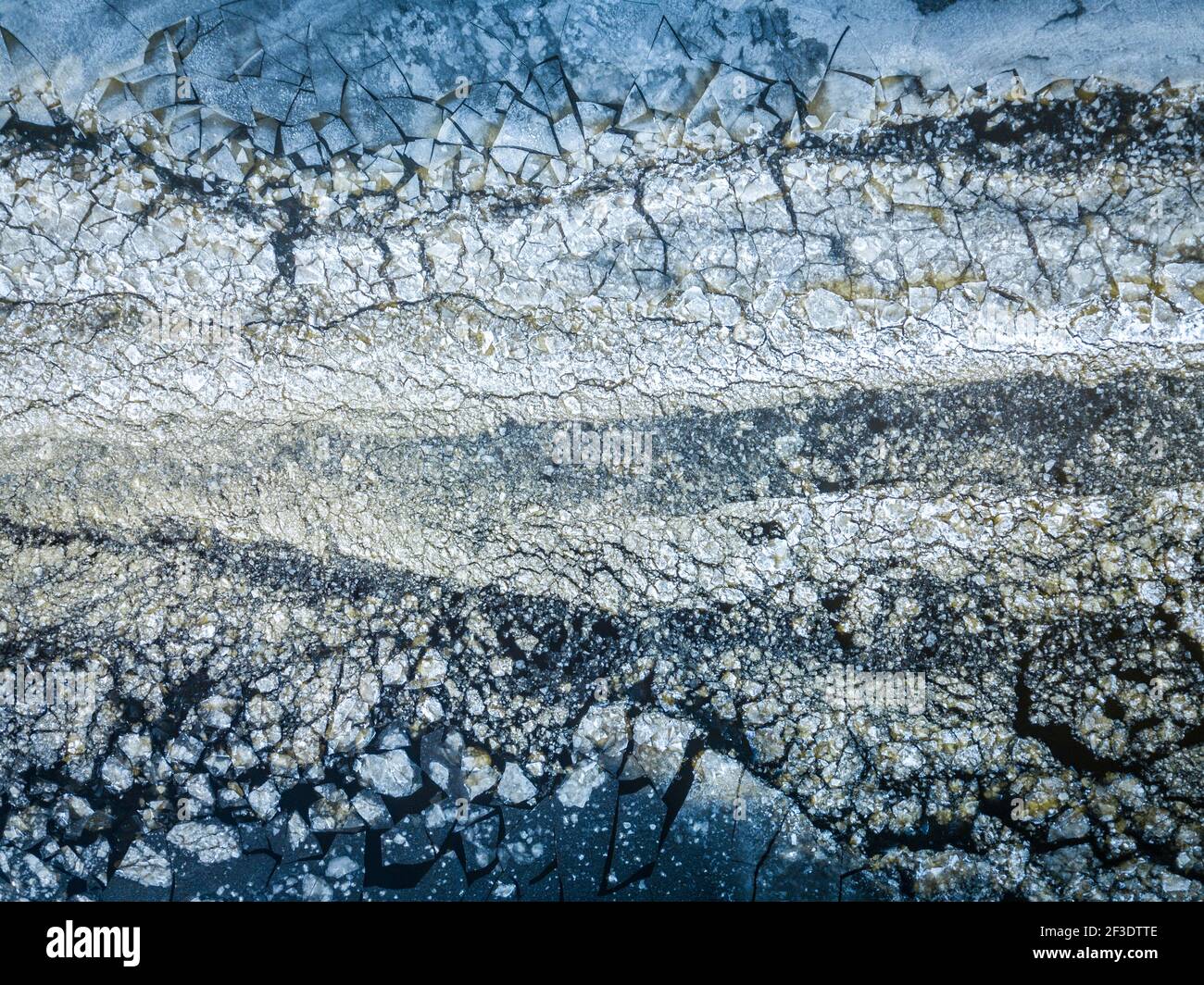 Vista de arriba abajo de varios flotadores de hielo en la superficie del  agua desde el drone. Fondo natural de invierno abstracto Fotografía de  stock - Alamy