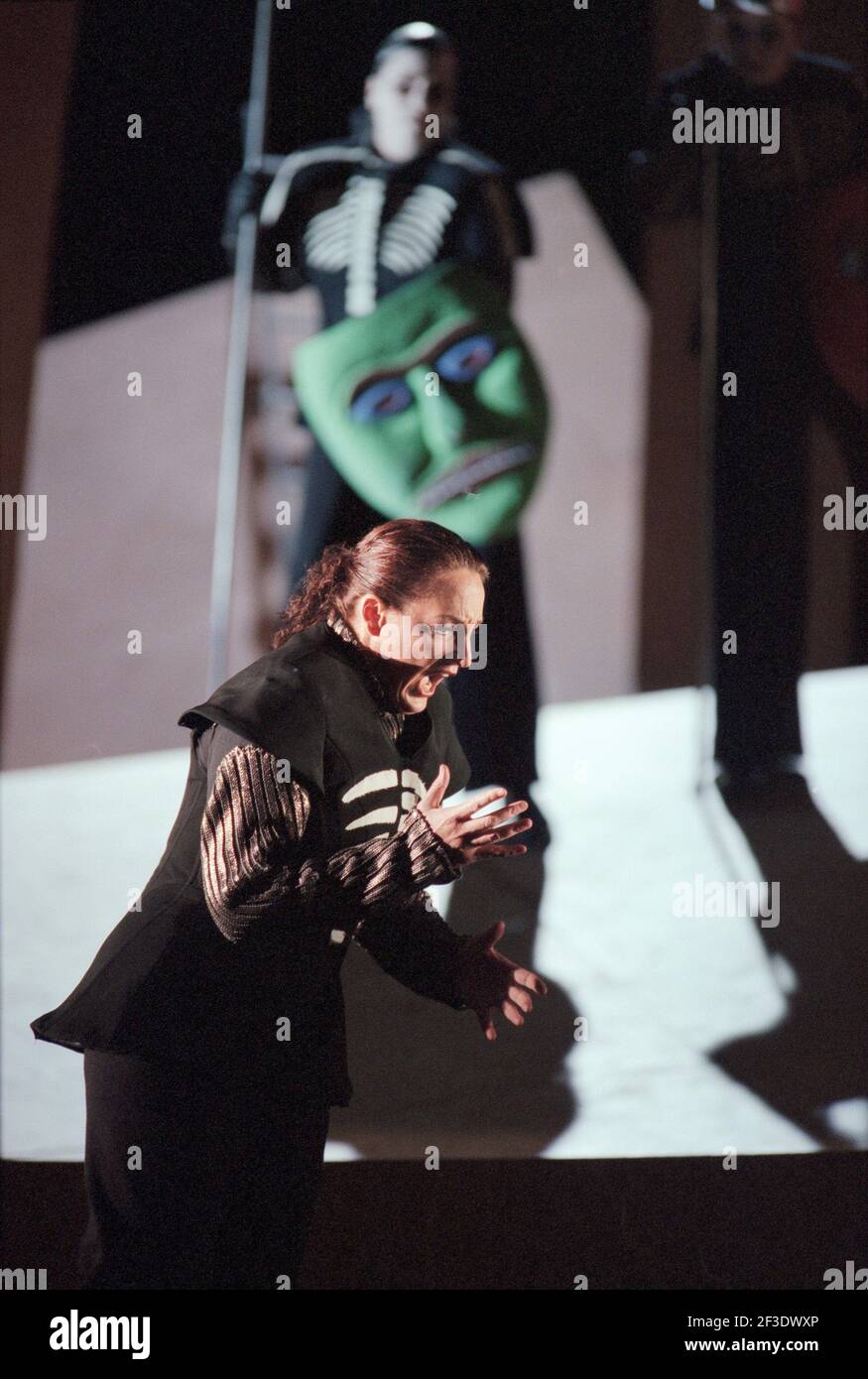 Deborah Polaski (Brunnhilde) en LA DEMOSTRACIÓN DE LA MUERTE por Wagner en la ópera real, Covent Garden, Londres WC2 30/09/1996 director: Bernard Haitink diseño: Nigel Lowery iluminación: Pat Collins director: Richard Jones Foto de stock