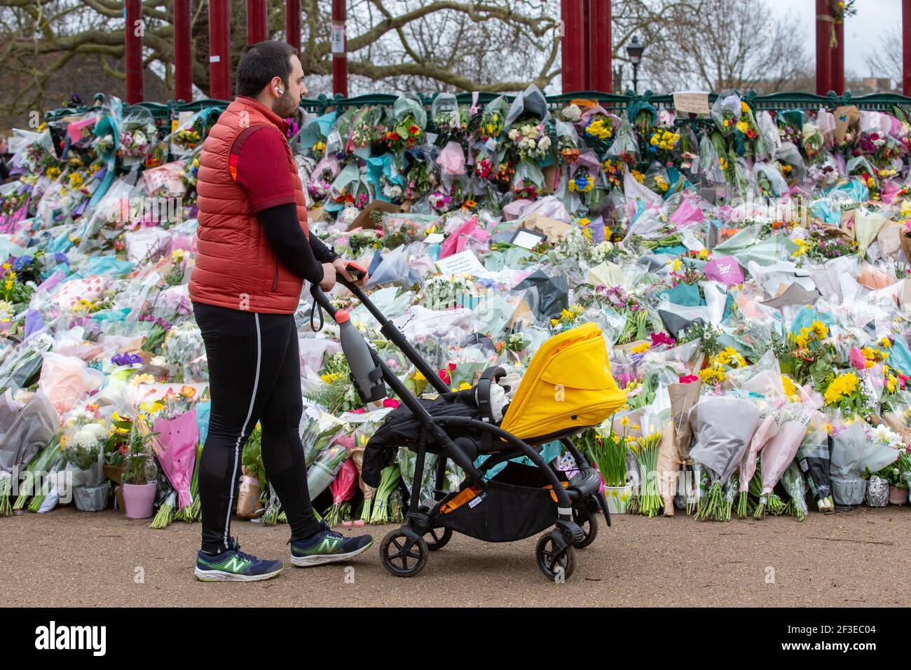 Londres, Reino Unido. 16th de marzo de 2021. La gente continúa dejando tributos y flores para Sarah Everard en el bandstand de Clapham Common que se ha convertido en un santuario. Sarah fue vista por última vez el 3rd de marzo. Su cuerpo fue encontrado en una bolsa de constructores en Woodland en Ashord. PC Wayne Couzens apareció en el Old Bailey a través de video de la prisión de Belmarsh hoy. Será juzgado en octubre. Crédito: Mark Thomas/Alamy Live News Foto de stock