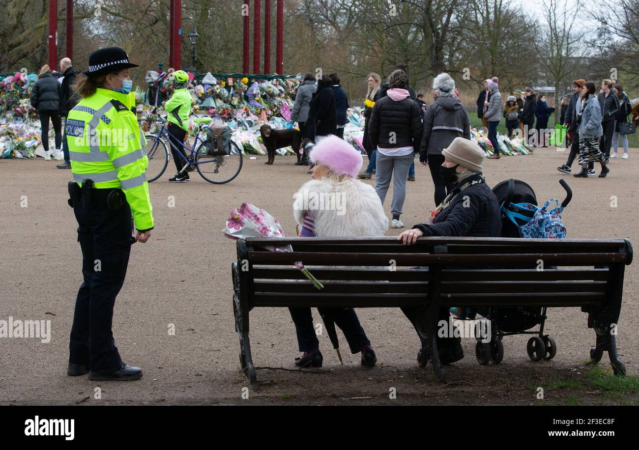 Londres, Reino Unido. 16th de marzo de 2021. Una Policewoman charla con la gente en el quiosco de música. La gente continúa dejando tributos y flores para Sarah Everard en el bandstand de Clapham Common que se ha convertido en un santuario. Sarah fue vista por última vez el 3rd de marzo. Su cuerpo fue encontrado en una bolsa de constructores en Woodland en Ashord. PC Wayne Couzens apareció en el Old Bailey a través de video de la prisión de Belmarsh hoy. Será juzgado en octubre. Crédito: Mark Thomas/Alamy Live News Foto de stock