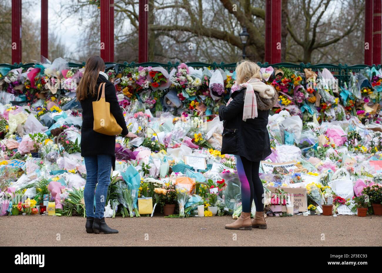 Londres, Reino Unido. 16th de marzo de 2021. La gente continúa dejando tributos y flores para Sarah Everard en el bandstand de Clapham Common que se ha convertido en un santuario. Sarah fue vista por última vez el 3rd de marzo. Su cuerpo fue encontrado en una bolsa de constructores en Woodland en Ashord. PC Wayne Couzens apareció en el Old Bailey a través de video de la prisión de Belmarsh hoy. Será juzgado en octubre. Crédito: Mark Thomas/Alamy Live News Foto de stock