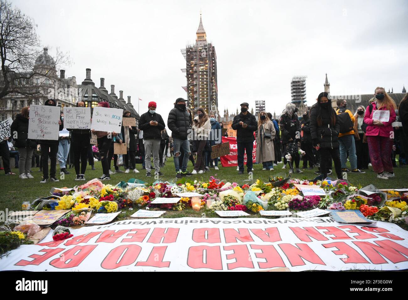 Personas en Parliament Square, Londres, participando en una manifestación contra la violencia de género tras el asesinato de Sarah Everard. Foto fecha: Martes 16 de marzo de 2021. Foto de stock