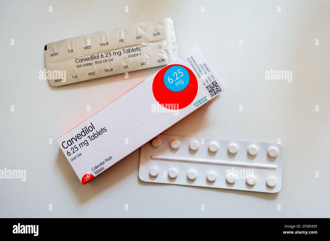 Carvedilol 6,25 mg tablas, un beta-bloqueante medicamento utilizado para  tratar la presión arterial alta Fotografía de stock - Alamy