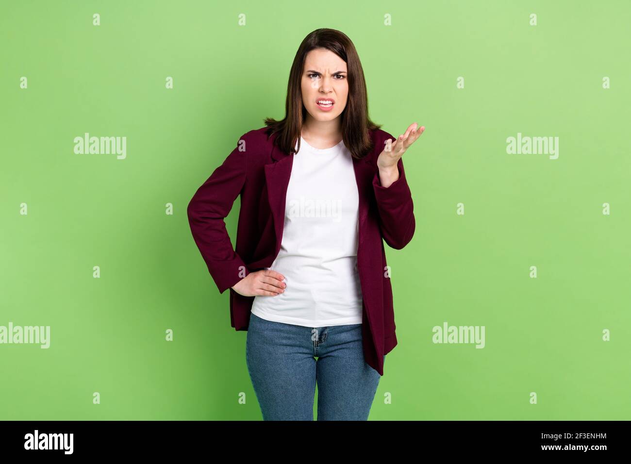 Foto de mujer de pelo marrón enojado llevar pantalón vaquero rojo aislado  sobre fondo de color verde pastel Fotografía de stock - Alamy