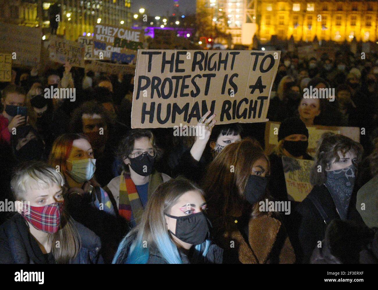 Personas en Parliament Square, Londres, participando en una manifestación contra la violencia de género tras el asesinato de Sarah Everard. Foto fecha: Martes 16 de marzo de 2021. Foto de stock