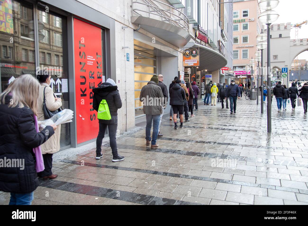 Mehr als 20 metros lange Schlange vor dem Saturn. Vor vielen Geschäften in der Münchner Fußgängerzone gibt es am 16. März 2021 ( zum Teil lange ) Schlangen . Die Shopper müssen sich anmelden und einen Termin ausmachen, um die Läden zu betreten, da die 7-Tage-Inzidenz in München über 50 liegt und seit Wochen wieder steigen. Die neuen Varienten des Coronavirus liegen in München bei über zwei Dritteln. * frente a muchas tiendas el 16 2021 de marzo en la zona peatonal de Munich hay ( en parte largas ) colas. Los compradores tienen que registrarse antes de entrar en las tiendas, porque la incidencia de siete días en Foto de stock