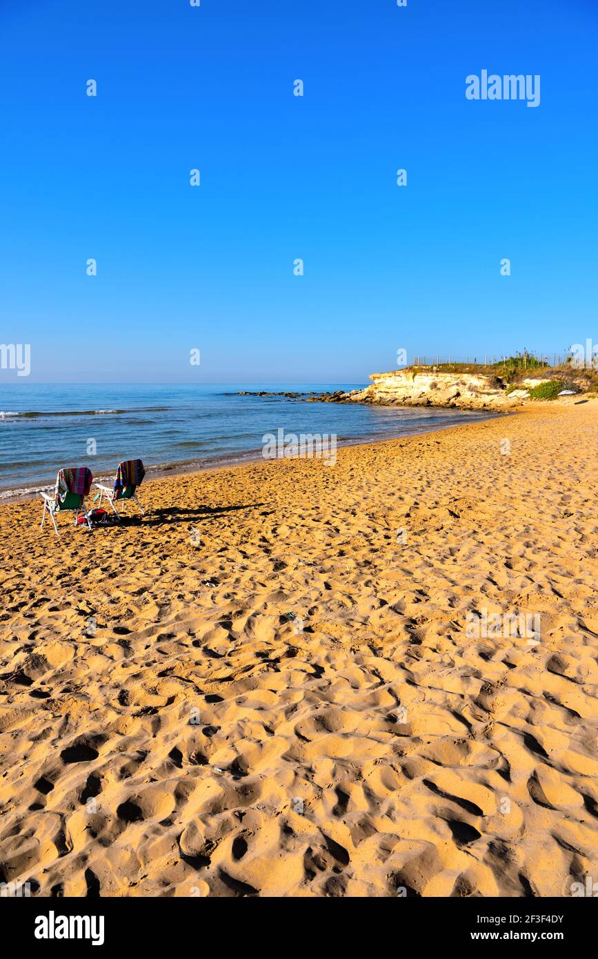 playa casuzze entre marina di ragusa y punta seca, sicilia, italia  Fotografía de stock - Alamy