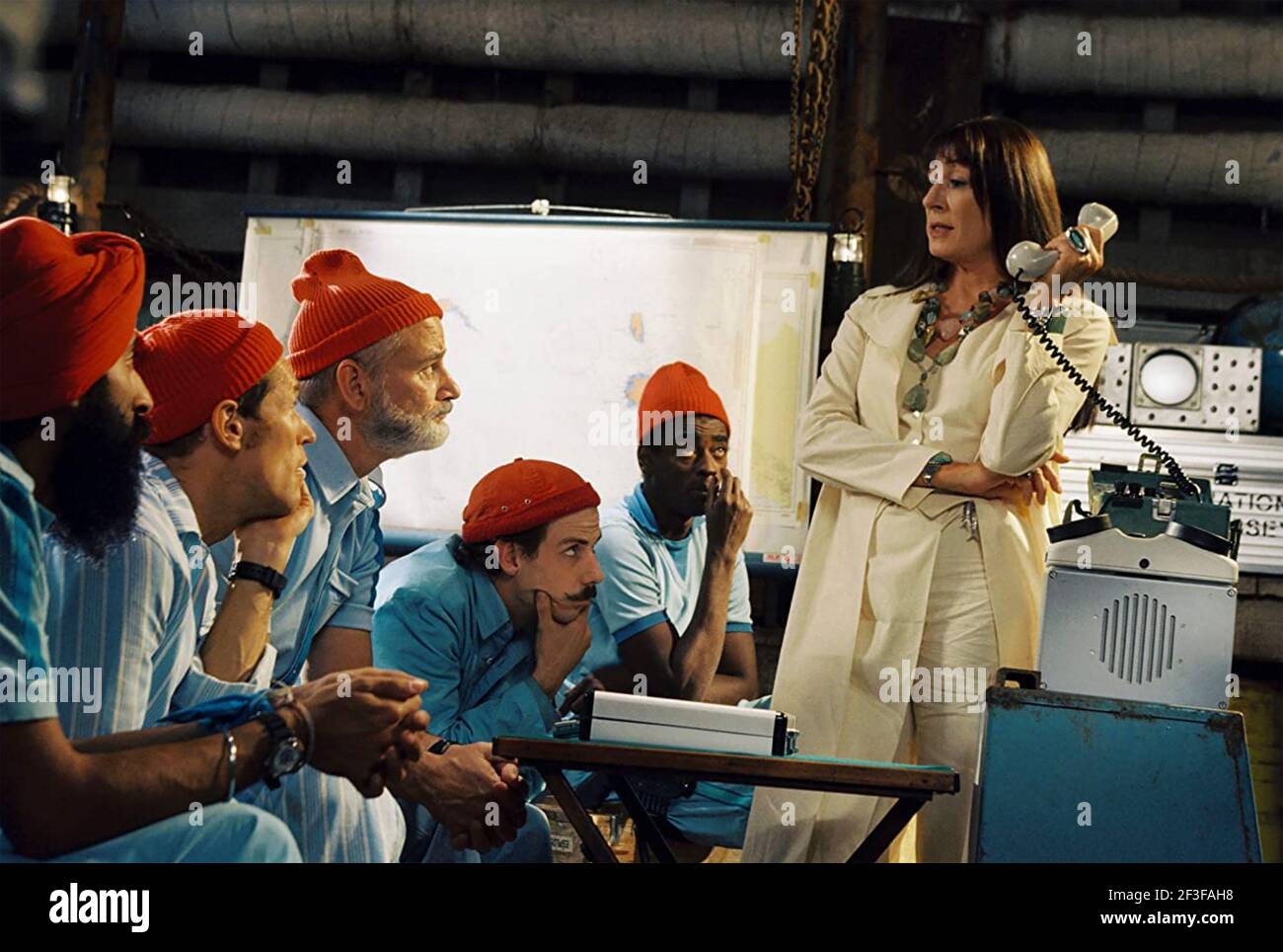 LA VIDA ACUÁTICA CON STEVE ZISSOU 2004 buena Vista Pictures Película con Anjelica Huston y Bill Murray segundo desde la izquierda Foto de stock