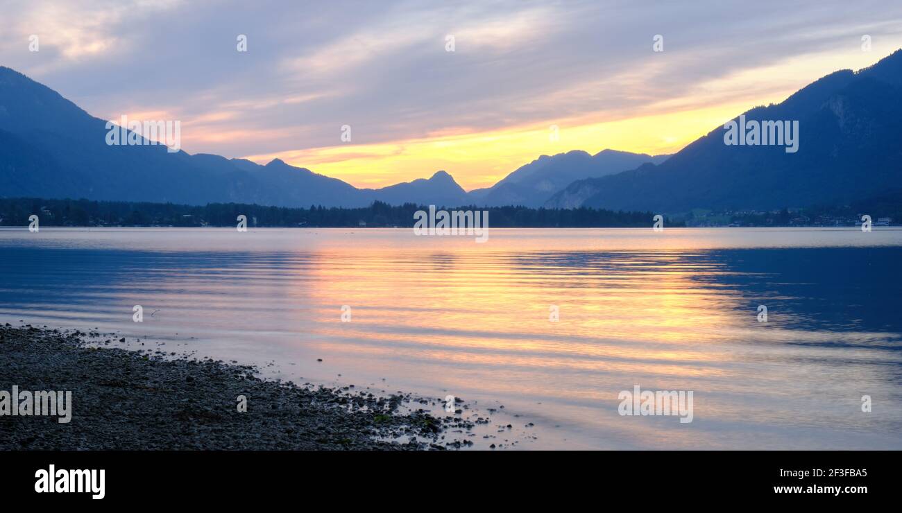 Lago Wolfgangsee al atardecer, en la región de Salzkammergut, Austria. Vistas panorámicas, turismo. Foto de stock