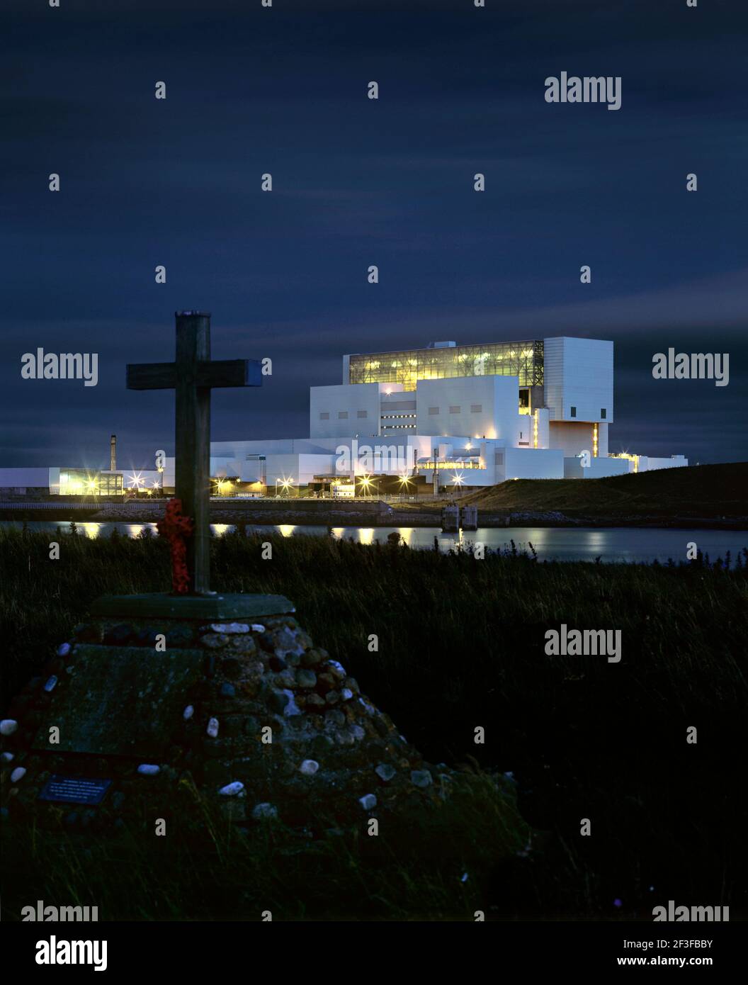 Monumento a la Guerra frente a la central nuclear de Torness, cerca de Dunbar, East Lothian, Escocia. Vista nocturna. Foto de stock