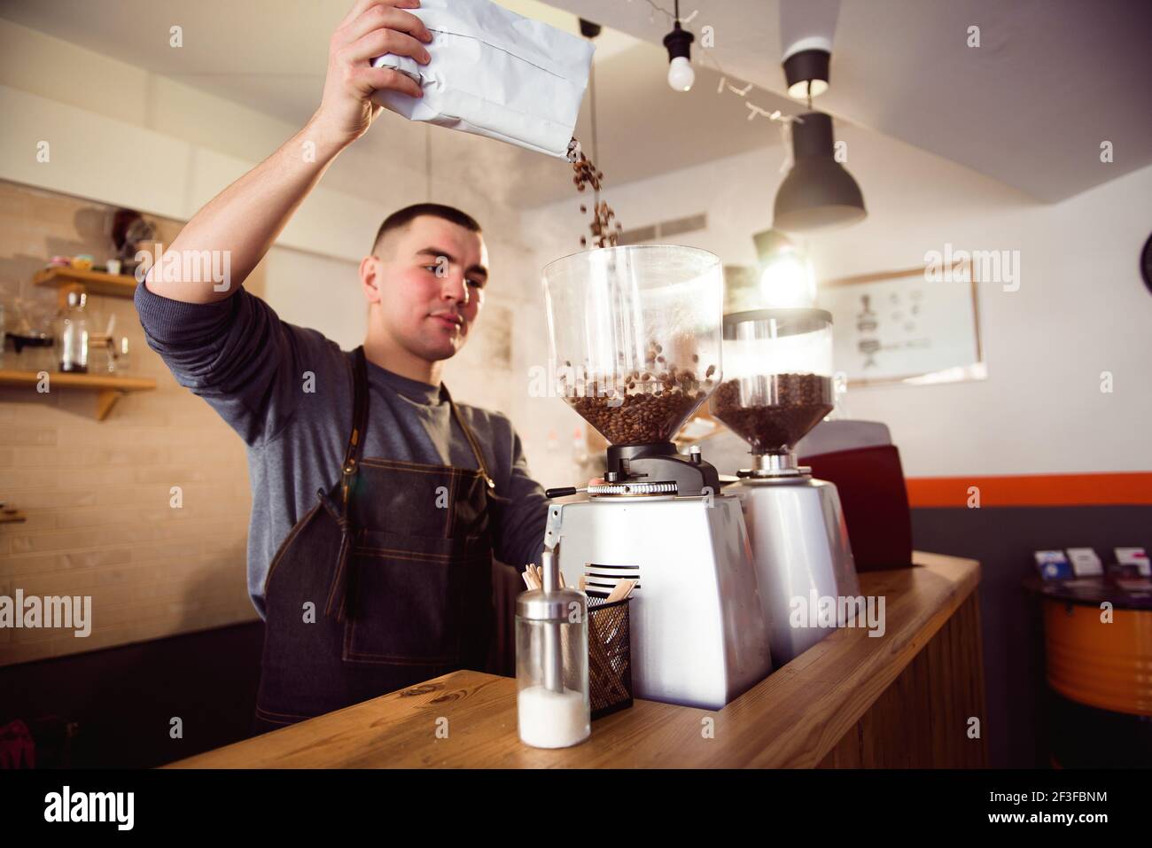 Barista hace un espresso en el café. Barista moler frijoles con máquina de  café. Molinillo de café moliendo granos tostados en polvo Fotografía de  stock - Alamy
