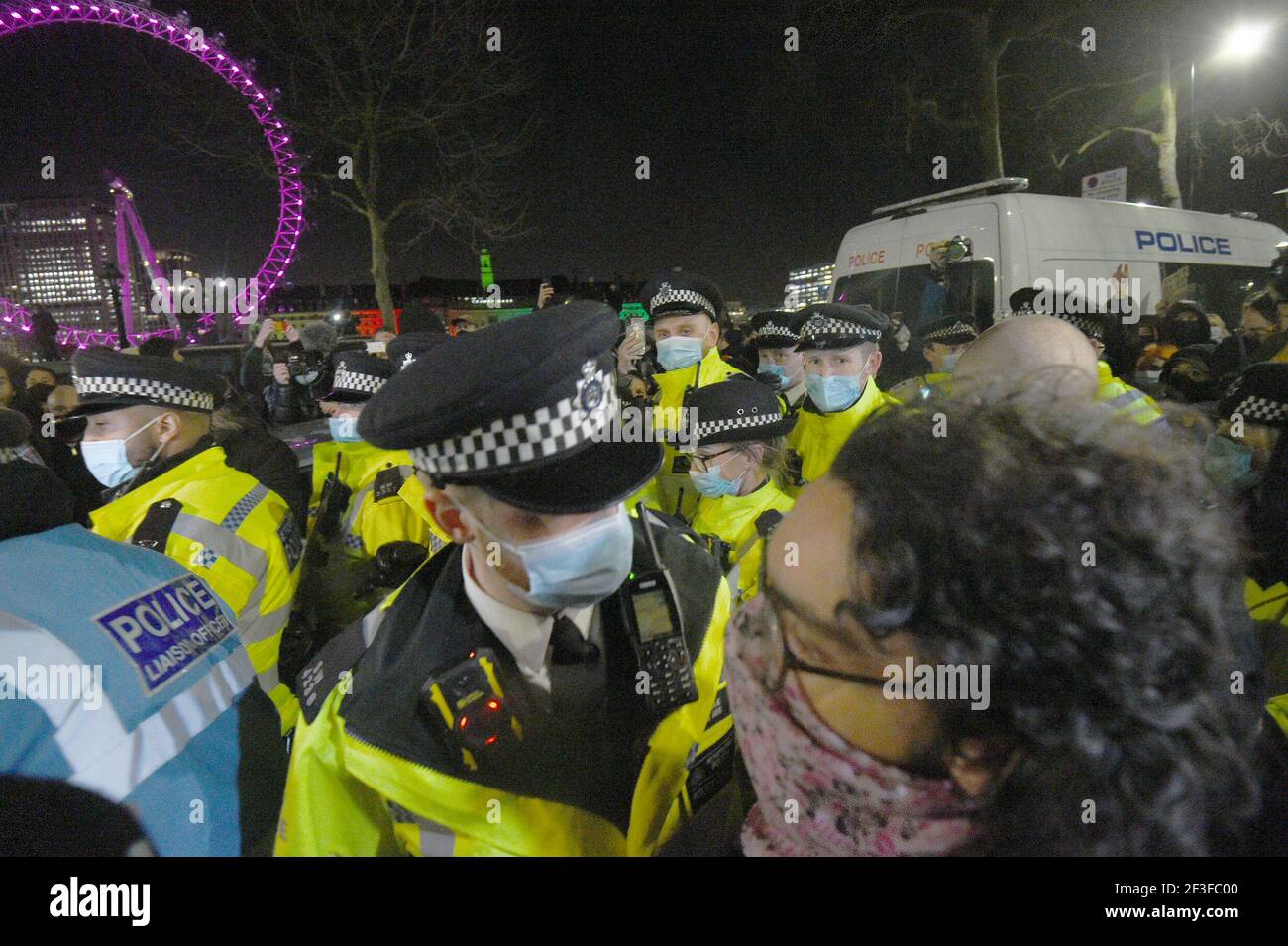 La policía y los manifestantes en las afueras de New Scotland Yard, Londres, durante una manifestación contra la violencia de género tras el asesinato de Sarah Everard. Foto fecha: Martes 16 de marzo de 2021. Foto de stock