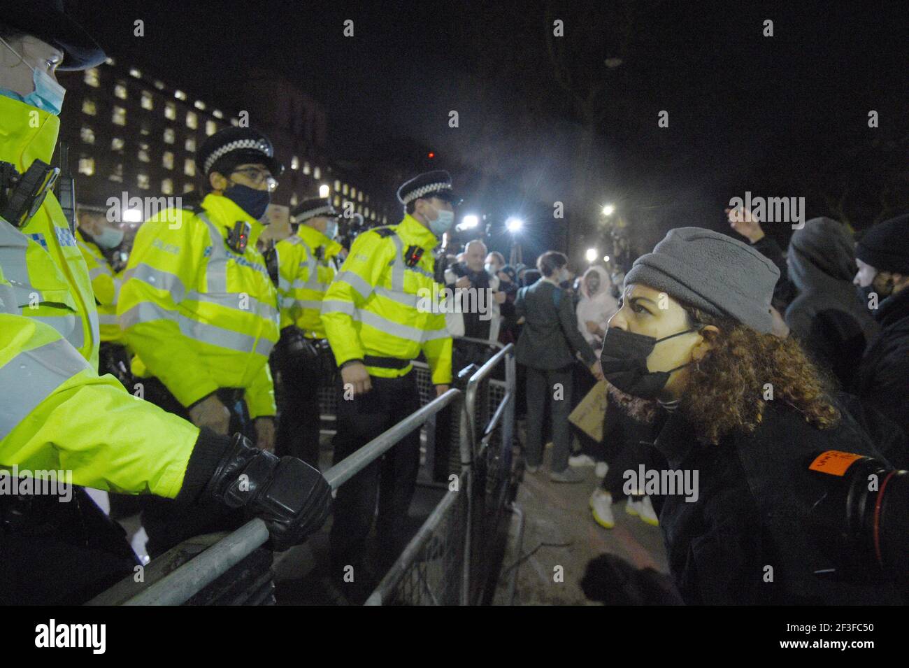 La policía y los manifestantes en las afueras de New Scotland Yard, Londres, durante una manifestación contra la violencia de género tras el asesinato de Sarah Everard. Foto fecha: Martes 16 de marzo de 2021. Foto de stock