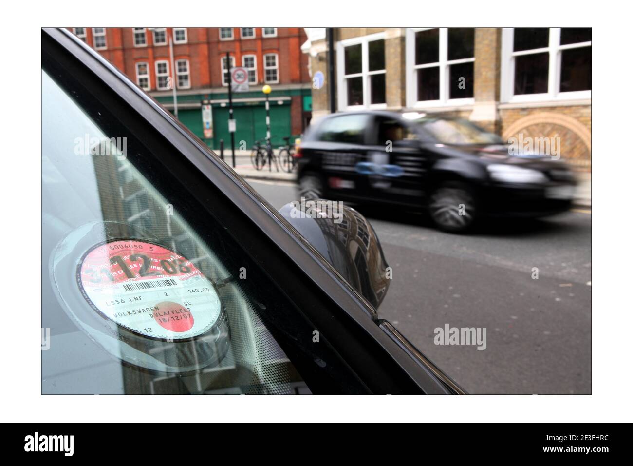 Disco DE IMPUESTO de carretera en Londres (Por favor, desenfoca o cambia los detalles en el disco de impuestos)Fotografía de David Sandison el Independente Foto de stock