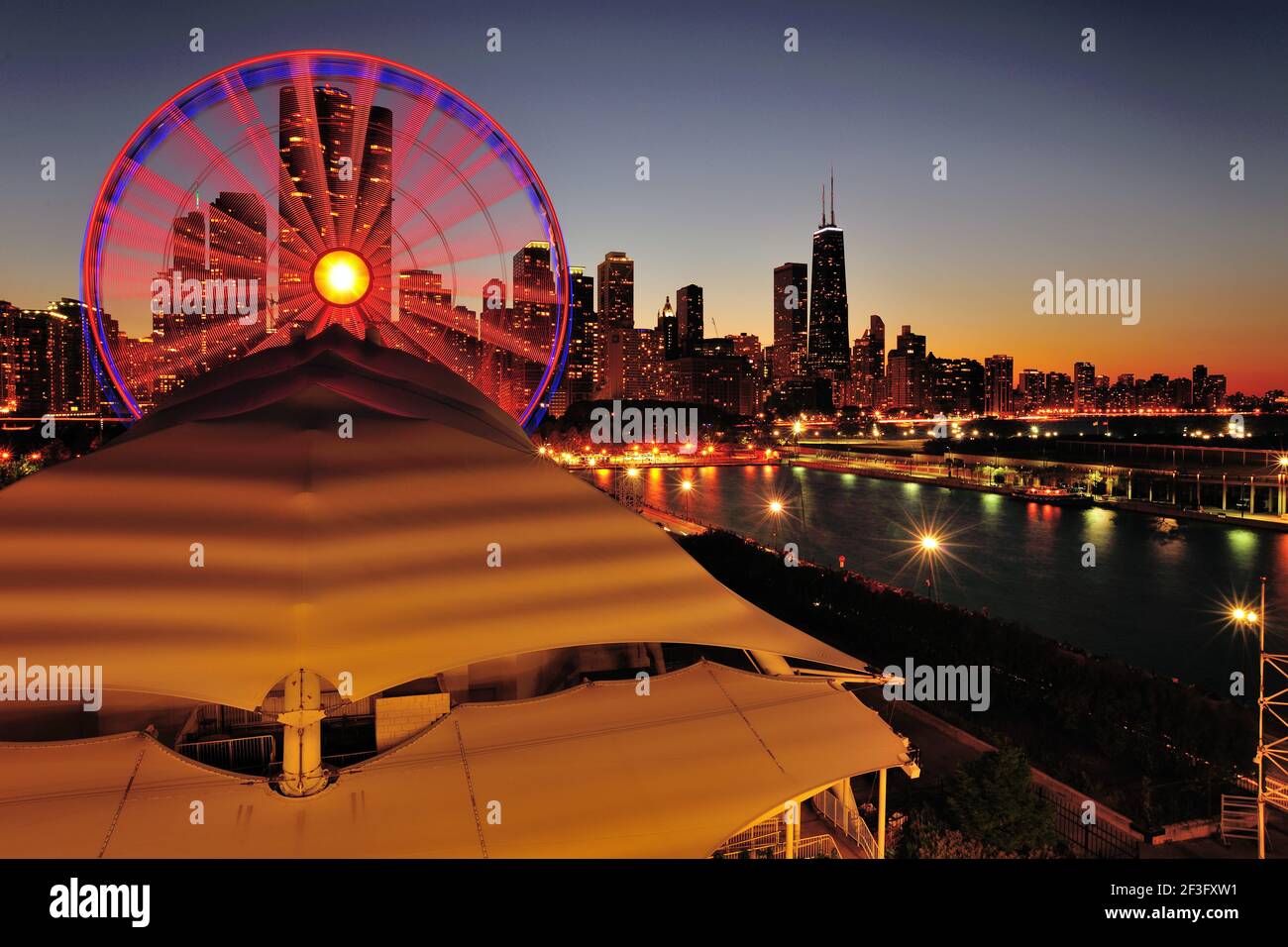 Chicago, Illinois, EE.UU. La noche supera el atardecer por encima y más allá de la noria en Navy Pier y el horizonte de la ciudad. Foto de stock