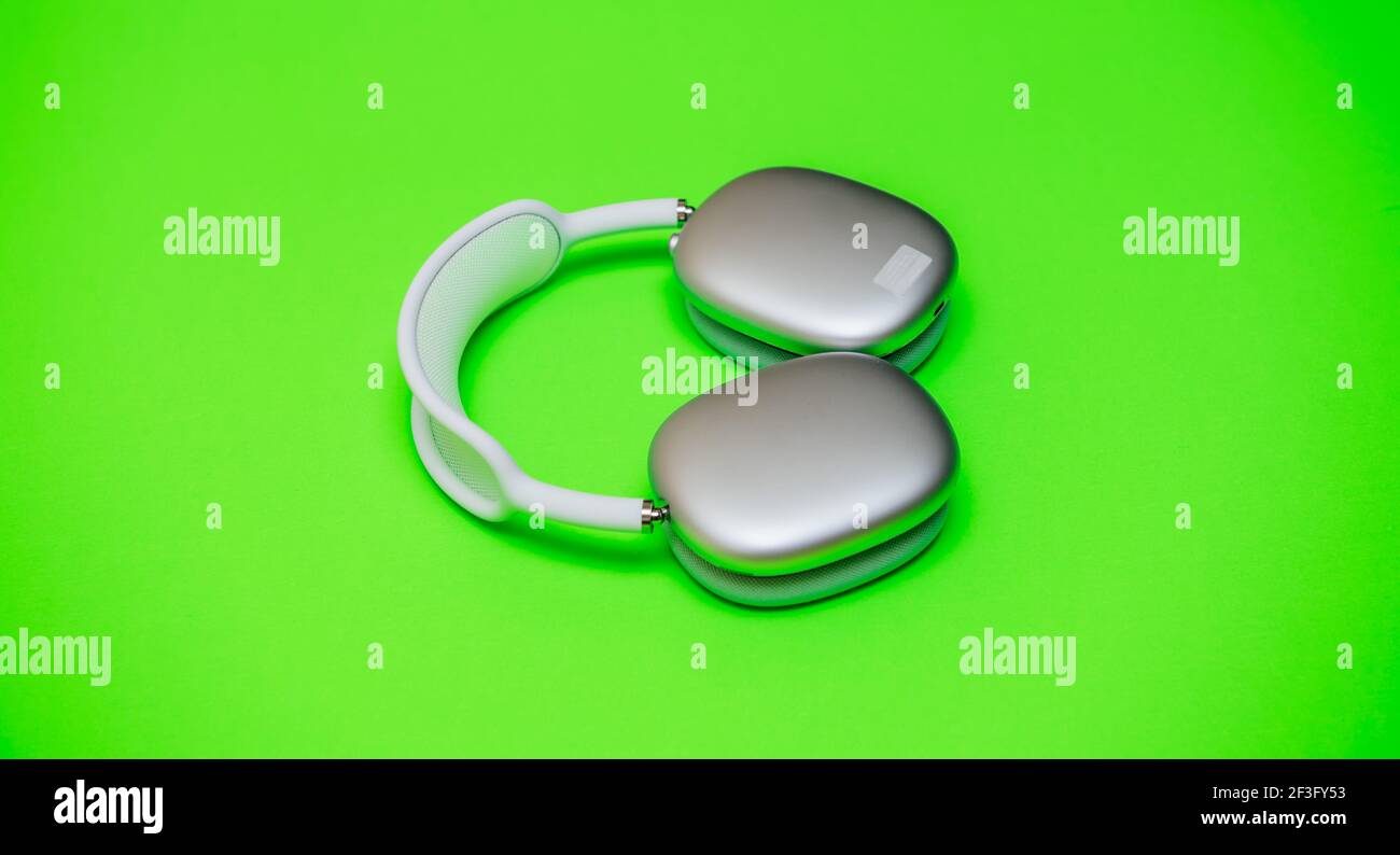 Aislado sobre la oreja con Bluetooth inalámbrico AirPods Max sobre fondo  verde intenso auriculares Fotografía de stock - Alamy