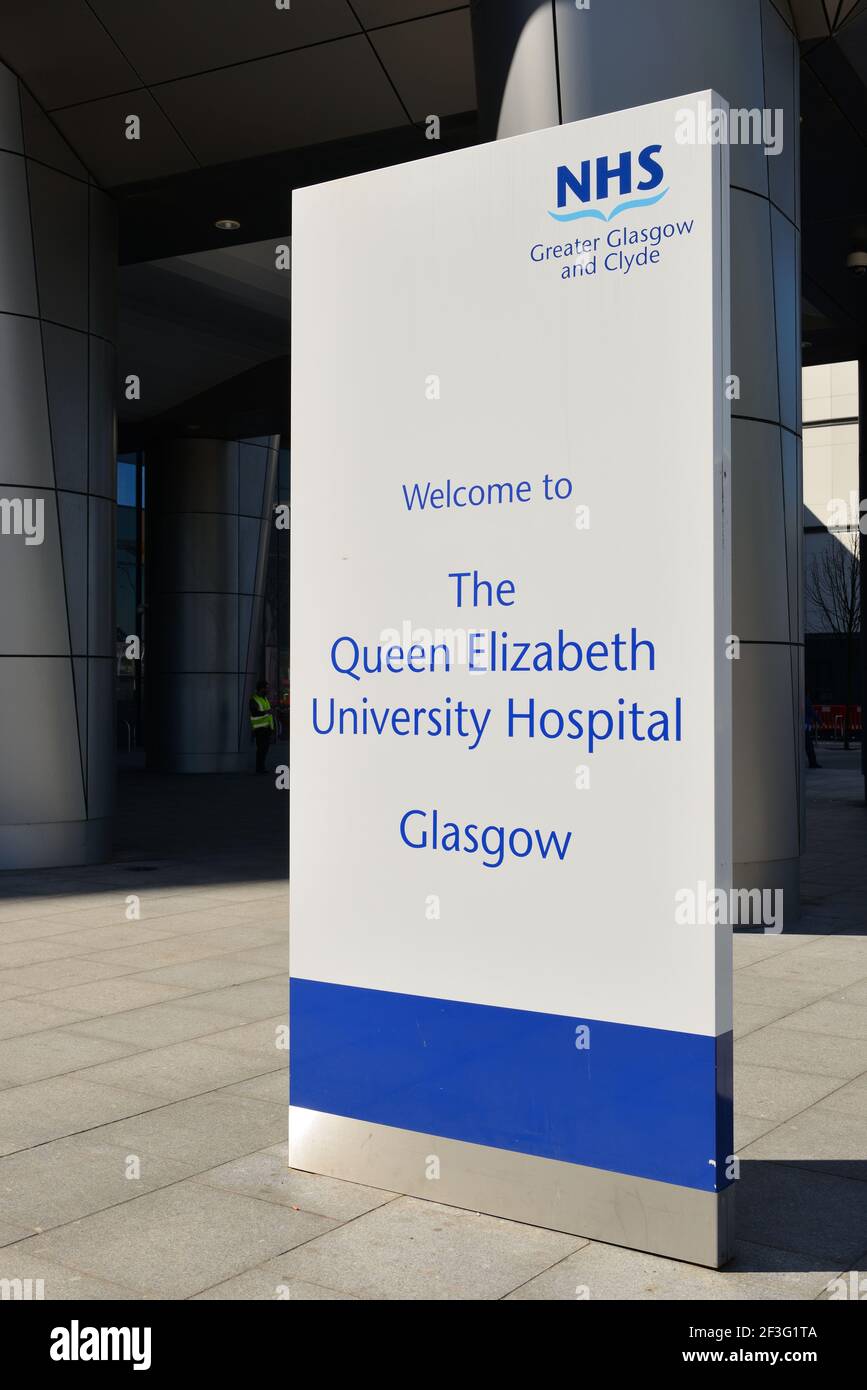 Señal de bienvenida a la entrada del Hospital Universitario NHS Queen Elizabeth en Glasgow, Escocia, Reino Unido. Foto de stock