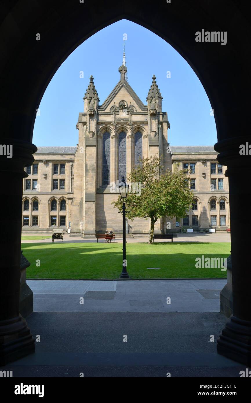 Vista de la Capilla de la Universidad de Glasgow desde los claustros, en Escocia, Reino Unido, Europa Foto de stock