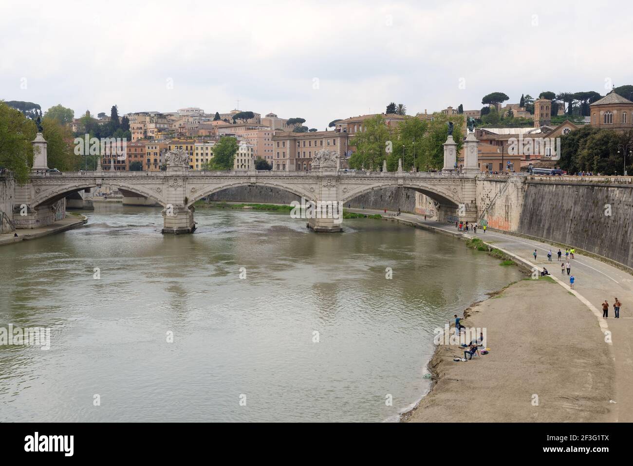 Histórico puente de tres arcos, Ponte Vittorio Emanuele II sobre el río Tíber Roma, Lazio, Italia Foto de stock